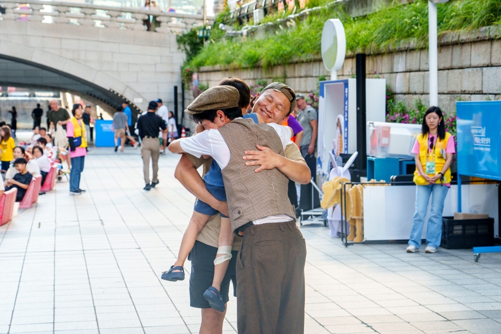  Impromptu mime for passersby.