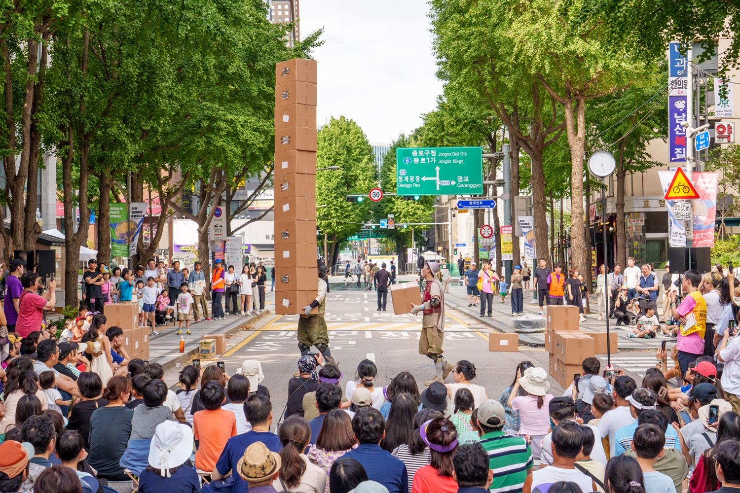 In the era of the distribution revolution, the comical delivery circus show of knights tirelessly roaming the streets to fulfill the desires of urban dwellers.