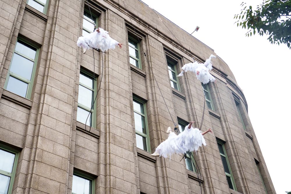 A comical and thrilling street☆aeril☆physical performance for adults and children!