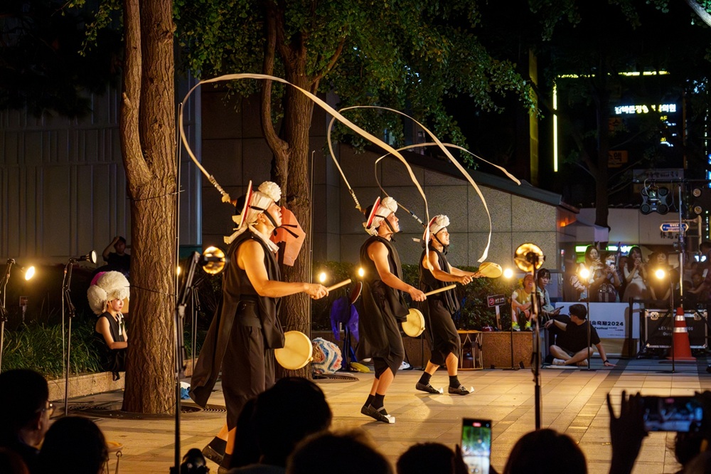 A performance that expresses traditional Korean performing arts with simplicity and clarity, highlighting refined energy to bring out modernity, represented through minimalism.