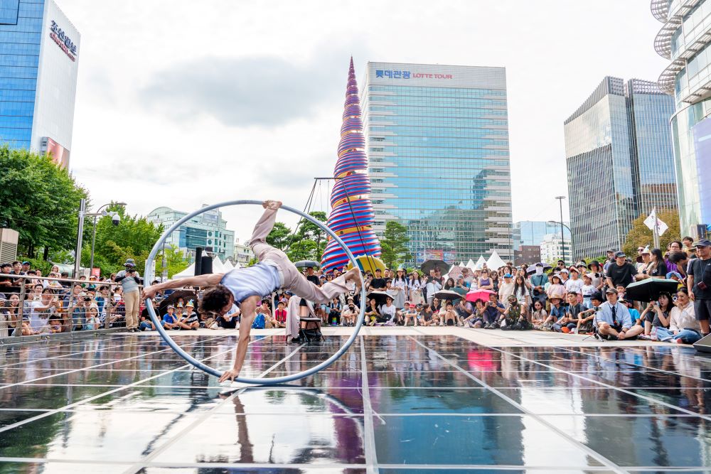 Three experimental contemporary circus performances exploring the meeting of circus apparatus and everyday objects.